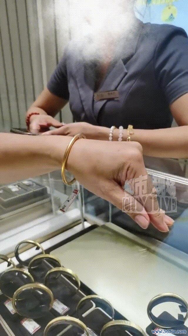 女子试金手镯被指磕出坑 伙计不让走 试戴纠纷激勉争议